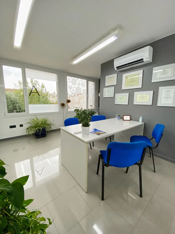 Sala de reunions amb diplomes penjats a la paret